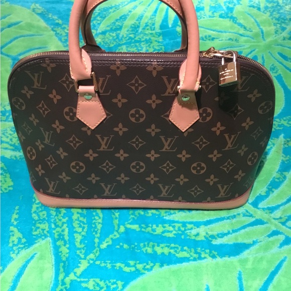 BEAUTIFUL LV BAG VERY LIGHTLY USED ONLY $465.00🔥🔥🔥🎁🎁 . - Picture 14 of 16